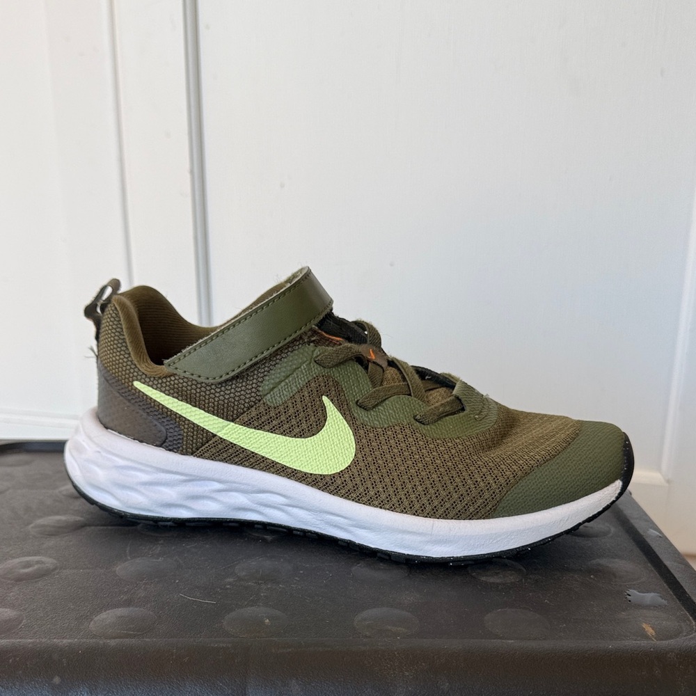 Kids Nike Revolution 6 running shoe